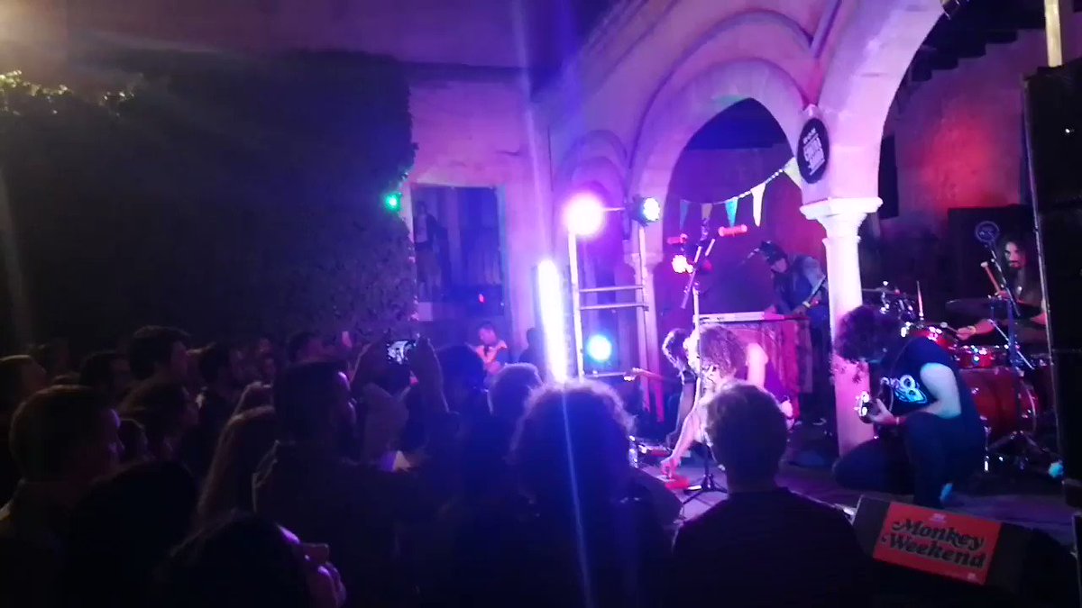 BRUTALIDAD de concierto el que se está marcando Derby Motoreta’s Burrito Kachimba en #MonkeyWeekend2019 ¡Larga vida a la #kinkidelia ! 🤘❤️ .
.
@Monkeyweek