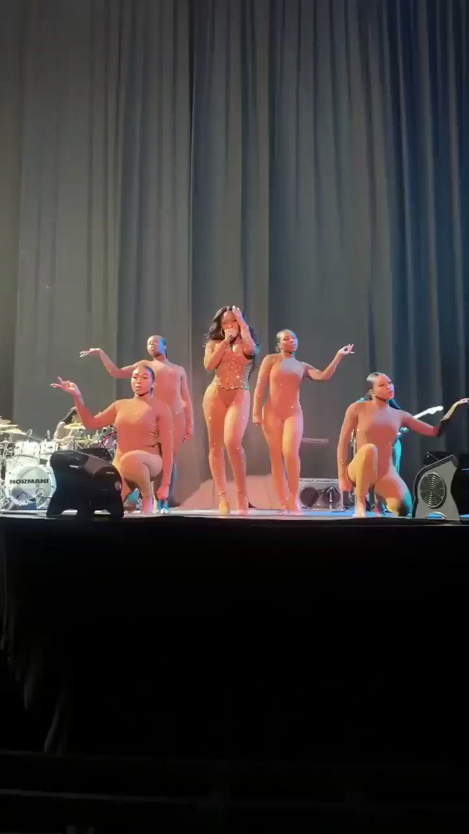the lion king starring beyoncé. (@longIivelisa) on Twitter photo 2019-06-15 18:41:58 UM HELLO?!??? UM HELLO?!???