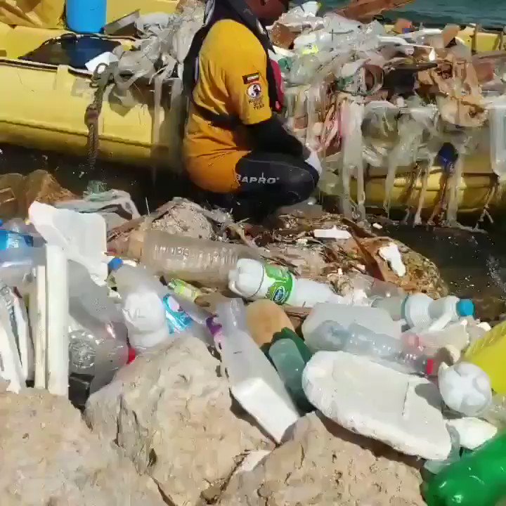 المجلس (@Almajlliss) on Twitter photo 2019-06-15 08:48:28 فيديو / فريق الغوص الكويتي يرفع اليوم 7 اطنان بلاستك واخشاب من جنوب جون الكويت. فيديو / فريق الغوص الكويتي يرفع اليوم 7 اطنان بلاستك واخشاب من جنوب جون الكويت.