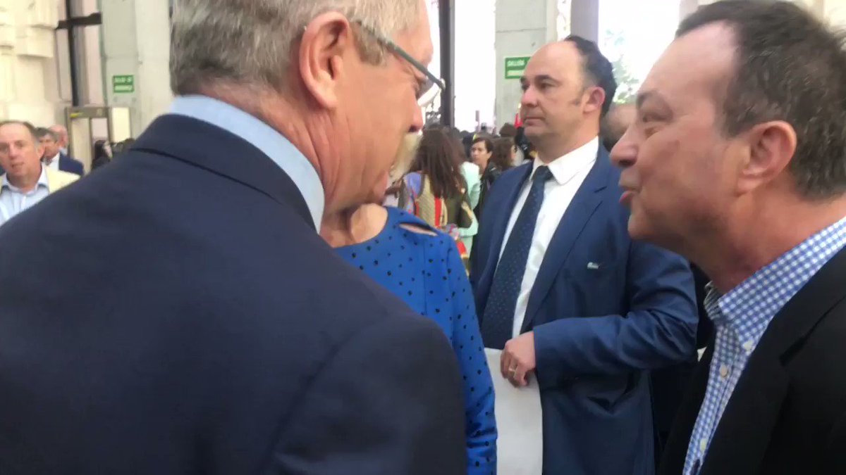 DIRECTO | Así ha sido el encuentro entre Aguirre y Gallardón. Ojo a la cara de Gallardón al final. http://cort.as/-Jh5x