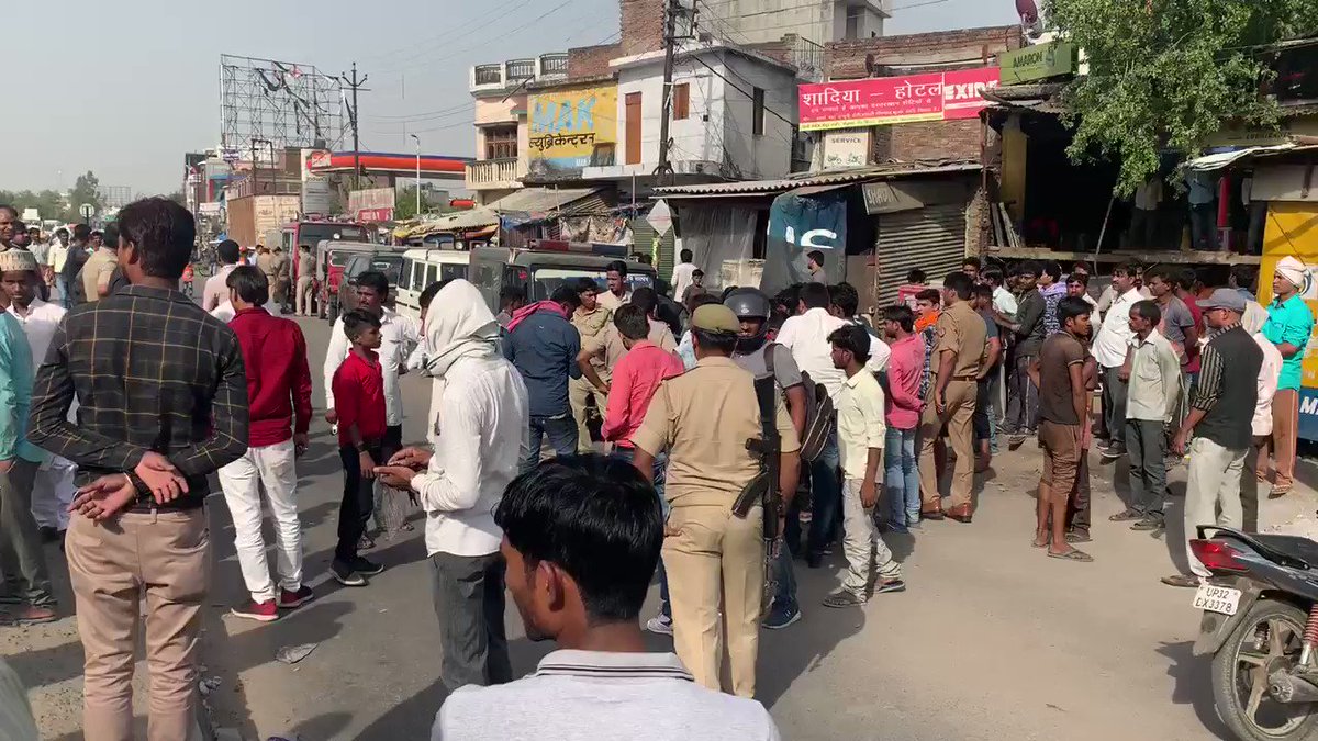लखनऊ फैज़ाबाद रोड पर मटियारी चौराहा के पास सीवर लाइन सेफ्टी टैंक की सफाई करते हुए दो सफाई कर्मी बेहोश हो कर डूब गए कर्मचारियों का पता नहीं चल पा रहा @bstvlive @lkopolice
