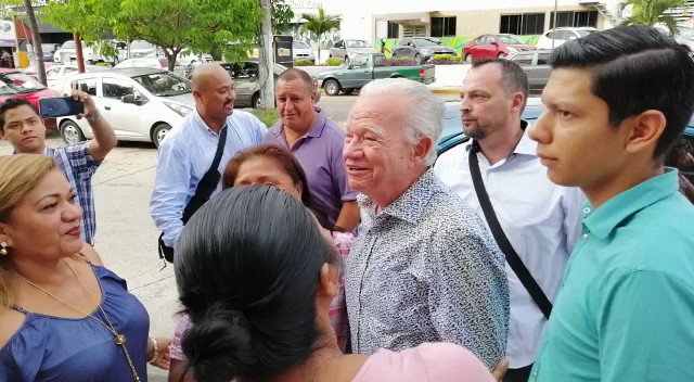 #Entérate | Así fue recibido el ex gobernador, Andrés Granier a su llegada a la reunión que sostendrá gente de las comunidades populares.