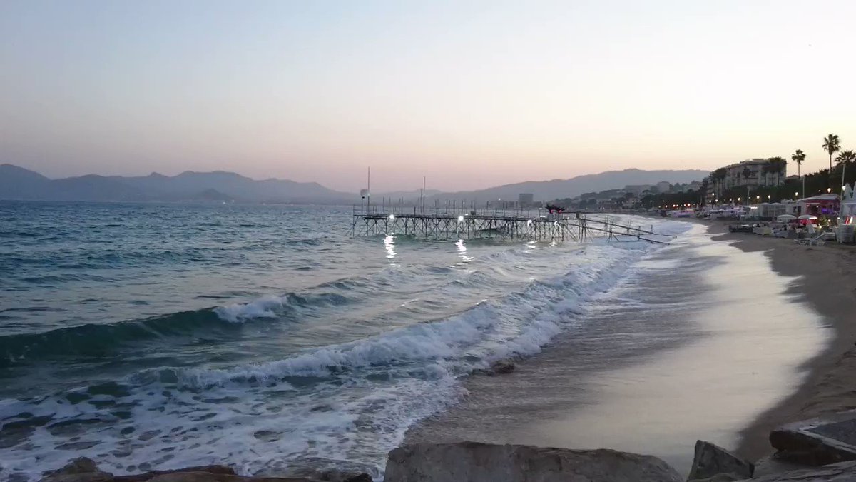Au menu ce soir, douce brise et couleurs pastel 😍😍
#EnDirect #Cannes #Sunset #NoFilter #BeautifulCity #InLoveWithCannes #CoteDazurFrance #CotedAzur #FrenchRiviera @villecannes @CannesIsYours @VisitCotedazur @MeteoCotedAzur
