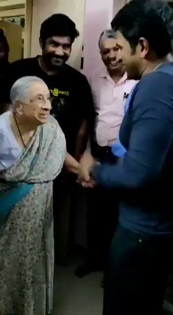 ಮೈಸೂರಿನಲ್ಲಿ ಹಿರಿಯ ನಟ #ಅಶ್ವತ್ಥ್ ಅವರ ಮನೆಗೆ ಭೇಟಿ ನೀಡಿದ್ದ #ಪುನೀತ್, ಅಶ್ವತ್ಥ್ ಅವರ ಪತ್ನಿ ಶಾರದಮ್ಮ ಅವರ ಆಶೀರ್ವಾದ ಪಡೆದರು. 🙂
#PowerStarPuneethRajkumar #PRK #Appu