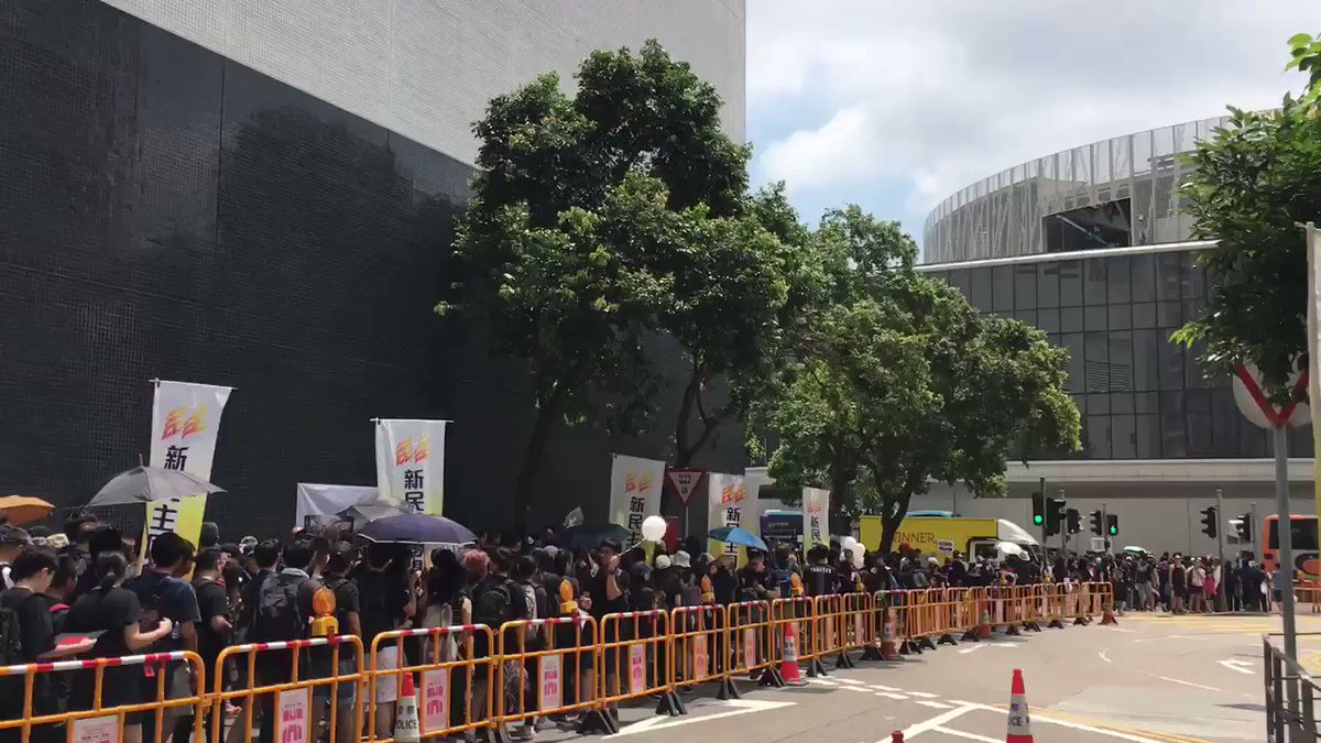 Another sweltering day in Hong Kong, another protest. Here’s a line of demonstrators entering Victoria Park. @nytimesworld