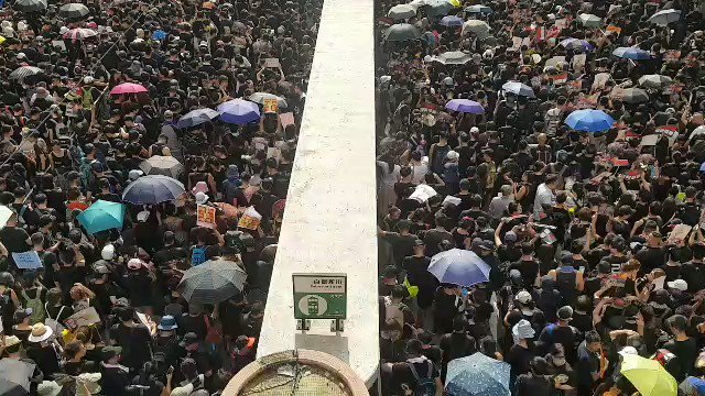 Crowds near the starting point have only inched forward by a few metres over the past hour.
👉 In full: http://bit.ly/extraditionhk #NoToChinaExtradition