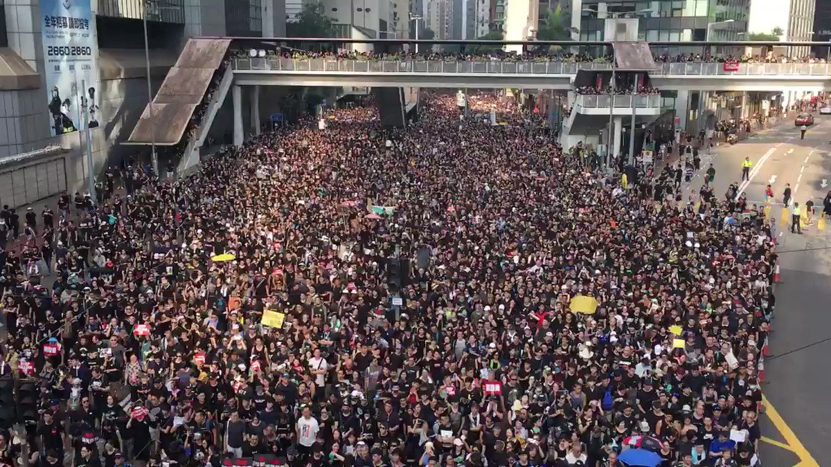 Crowds chant “Absolve the students! Seek responsibility from dirty police! Carrie Lam step down! Retract the evil law!” while passing through Admiralty.
👉 In full: http://bit.ly/extraditionhk