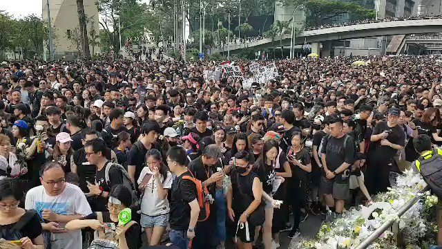 Crowds continue to swell at the site where an anti-extradition law protester fell to his death on Saturday.
👉 In full: http://bit.ly/extraditionhk