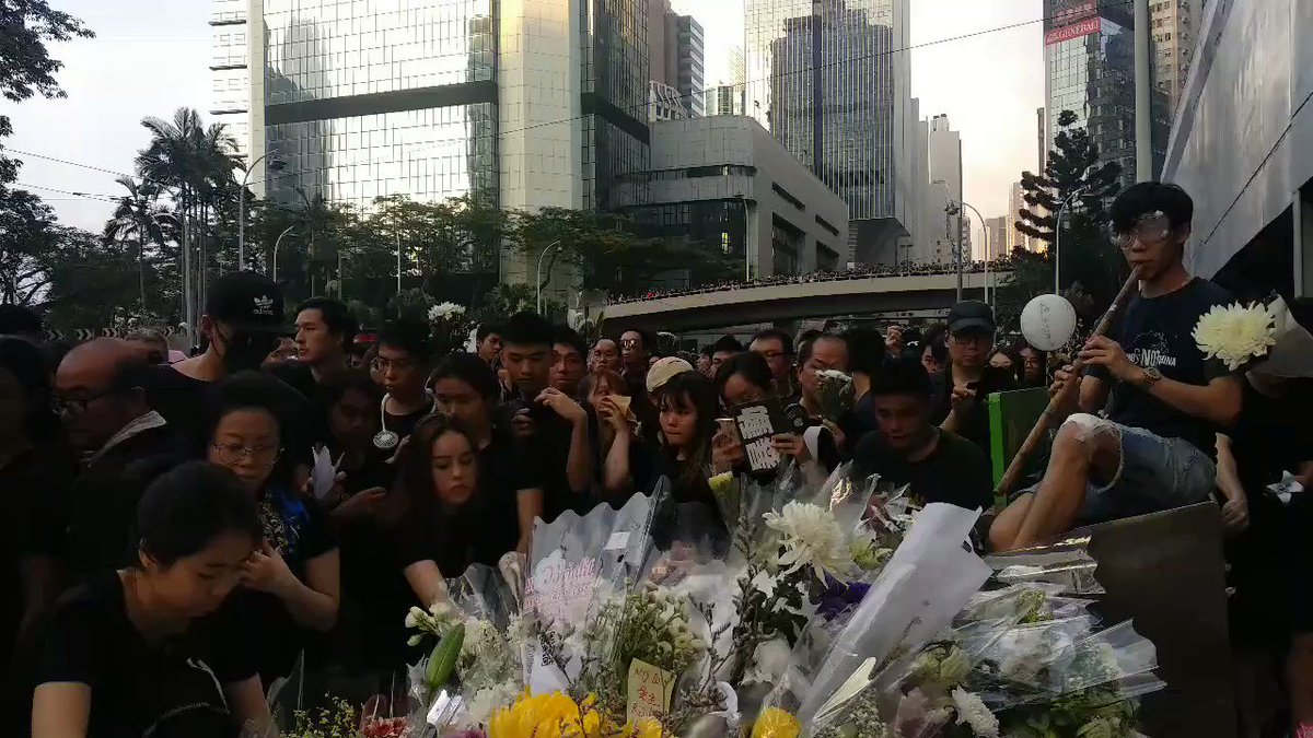 Thousands of protesters putting down white flowers to pay tribute to the protester who died yesterday.
#ExtraditionLaw #Extraditionbill #Protest #HongKong