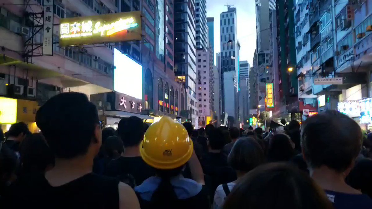 "Ta Kung Pao! Shut The F**k Up!" #AntiELAB protesters gave rounds of boo to one of Beijing's mouthpieces in Hong Kong, along with their middle fingers.