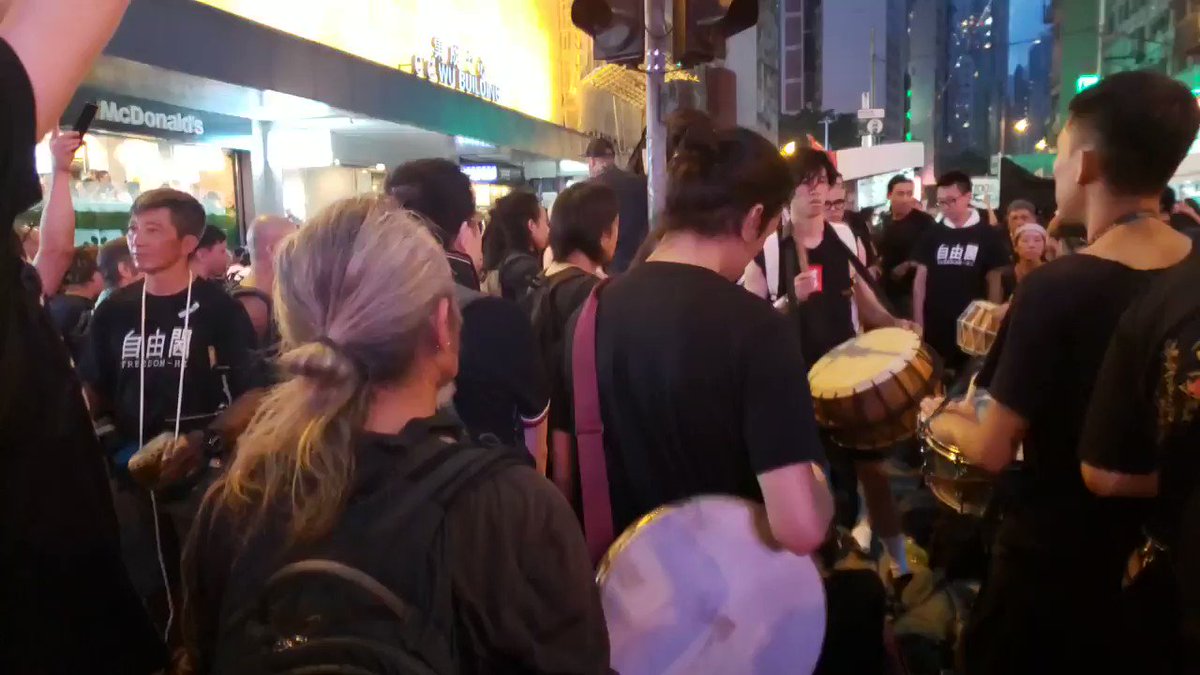 Drum up and march on. A group of artists are producing spirited beats on Hennessy Road. Five hours after the #AntiELAB march started, end of tail is out of sight and Harcourt Road outside gvmt HQs are occupied.