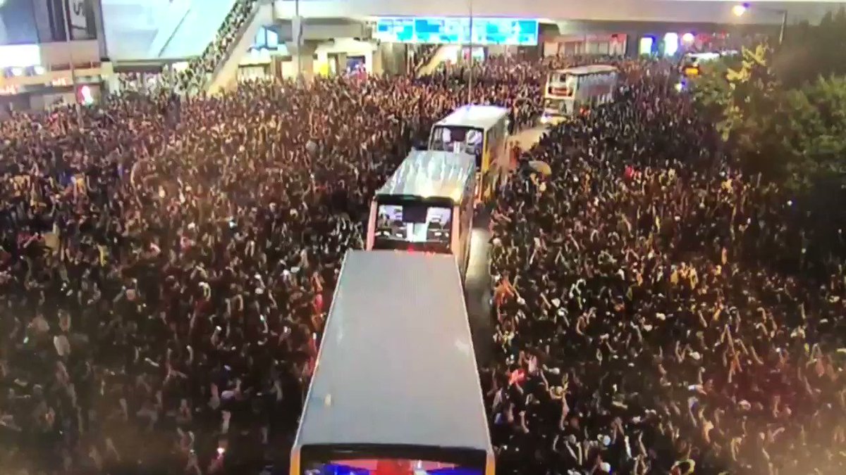 This is incredible, incredibly ordered, with a sea of protesters giving way to buses to leave Harcourt Road in Admiralty. #ExtraditionBill