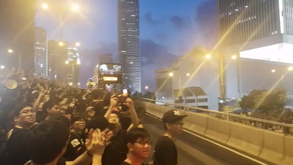 This is beautiful and magical: within minutes of hearing there are elderlies stuck on the bus, the hundreds of thousands that were occupying the driveway made way for them to pass. Drivers & passengers waved in thanks while protesters clapped&cheered. Some shouted "HKers add oil"