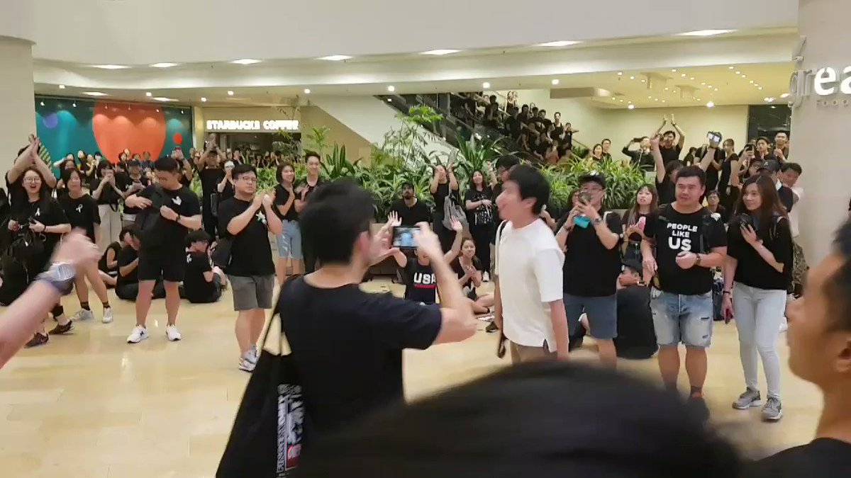 Huge cheers from crowds inside a nearby mall, as democrat Roy Kwong passes through. He bows as protesters applaud him.
👉In full: http://bit.ly/extraditionhk
💪 2019 Funding Drive: http://bit.ly/HKFP2019 #NoToChinaExtradition
