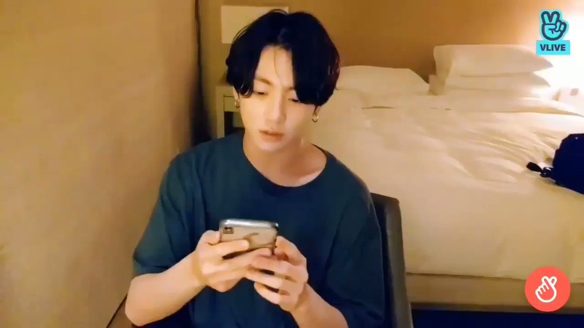 🐰 "지금 전화가 왔어여 이게 만약에 팬이다 내가 라이브를 하고 있는데 확인 차 전활 했다 바로 차단 꼭 들어갑니다 사생팬들이 전화가 사실 많이와요"
🐰 : Now the call is coming, maybe it's a fan calling me while im doing live to make sure it's real, but i receive a lot of call from(+)