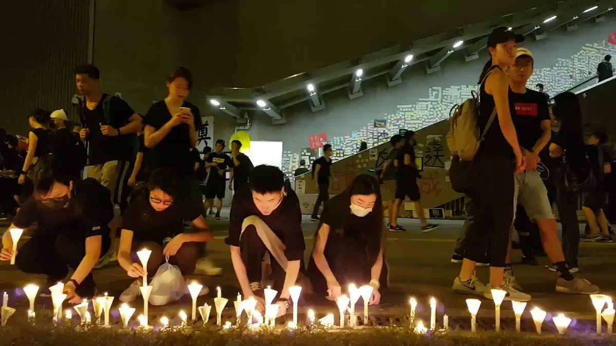 As we conclude this evening's coverage, demonstrators are sleeping on Harcourt Road, as others offer tributes to the protester who fell to his death on Sat. Join us in the morning for updates.
Our full #notochinaextradition protest coverage: http://bit.ly/extraditionhk