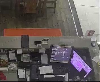 Rakaman cctv seorang Penguatkuasa Majlis Bandaraya "kutip duit" di sebuah premis perniagaan dalam sebuah mall di Petaling Jaya. @SPRMMalaysia @PDRMsia