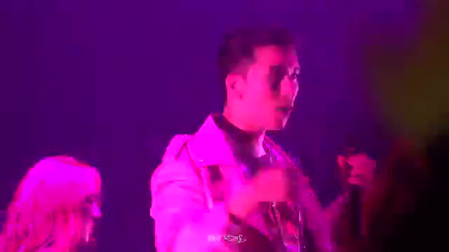 The Great Seungri performing 🎶 Hotline 🎶“Boom! I like it...”