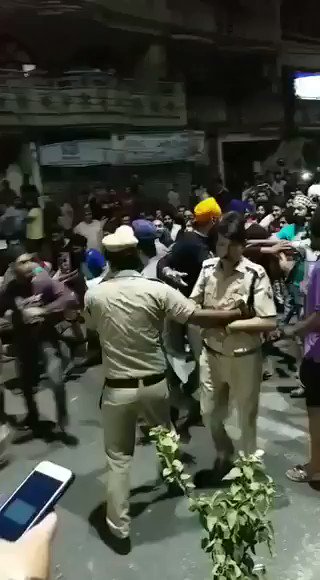 दिल्ली पुलिस के ACP के जी त्यागी को थाने में घुसकर मारा जा रहा हैं
भीड़ चिल्ला रही हैं - जिंदा मत छोड़ना
खालिस्तान जिन्दाबाद के वीडियो वायरल किये जा रहे हैं
हमलावर के घर CM मिलने जाते हैं
शहर कैसे चलेगा ?
