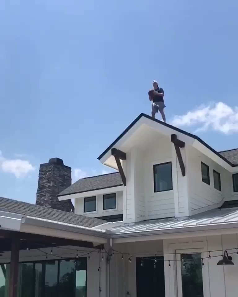 💥💥Shot of the Day💥💥
::living on the edge::
Rooftop...looking over Leipers Fork...100 feet away...SPLASH!💦
#shotoftheday #trickshots #pooltrickshots