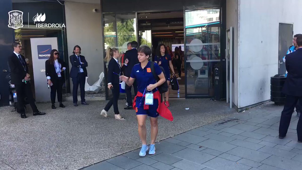 📹 ¡La afición de la @SeFutbolFem despide a las jugadoras camino del estadio en El Havre! 🚌🇪🇸
Toca HACER HISTORIA y clasificarse por primera vez a OCTAVOS.
🇨🇳-🇪🇸 @FIFAWWC
#JugarLucharYGanar
