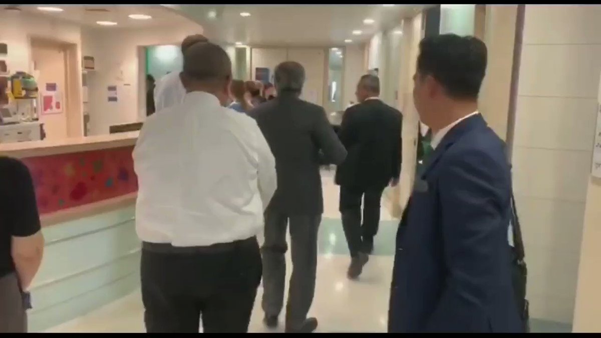 Disebalik jadual lawatan rasmi yang padat, YAB Perdana Menteri Tun Dr Mahathir Mohamad turut meluangkan masa melawat seorang kanak-kanak yang telah selesai menjalani pembedahan membuang tumor di dalam mulut di sebuah hospital di London, adik Ainul Mardhiah Ahmad Safiuddin. https://t.co/vZsxNpPodX