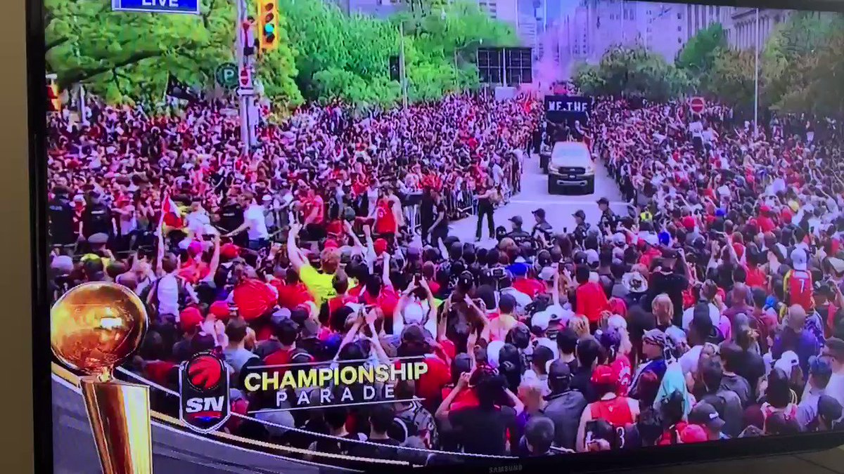Masai Ujiri not giving a flying f*ck who Doug Ford is just made my day.
#onpoli #DougFord #RaptorsParade #Raptors