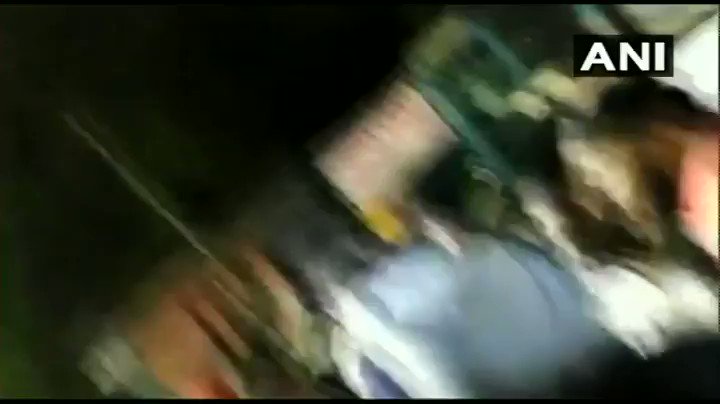 #WATCH Shiromani Akali Dal MLA, Manjinder Singh Sirsa, manhandled by protesters in Mukherjee Nagar during a protest against the thrashing of auto driver Sarabjeet Singh and his son by Police. (Note: abusive language)
#Delhi #ManjinderSinghSirsa