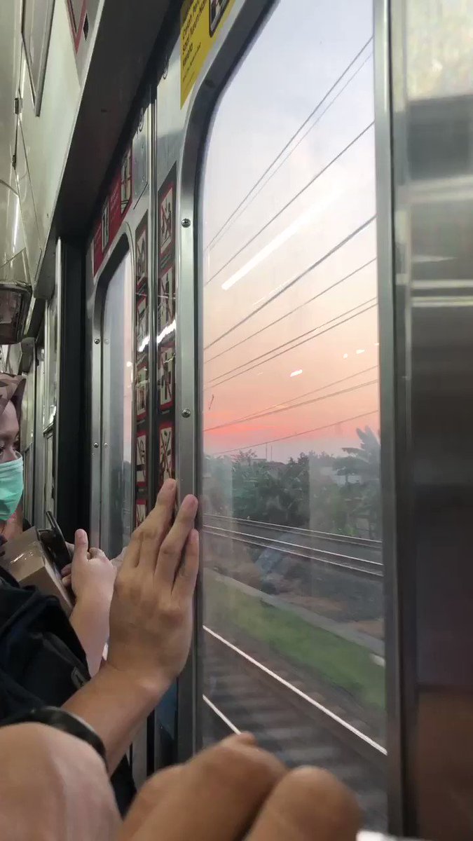 pemandangan dari jendela commiter line sore ini indah banget sambil denger pilu membiru nya mas kun @KuntoAjiW π