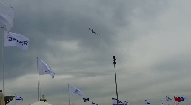 The @Airbus #A350 1000 is currently performing - you can’t really miss that one ! ✈️💨
#ParisAirShow #PAS19 #SalonDuBourget