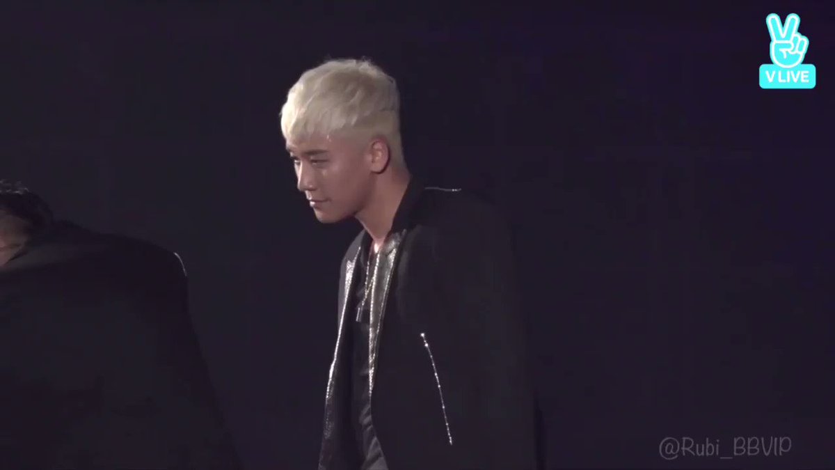 Seungri playing to the cameras while singing STUPID LIAR is total happiness 💓
