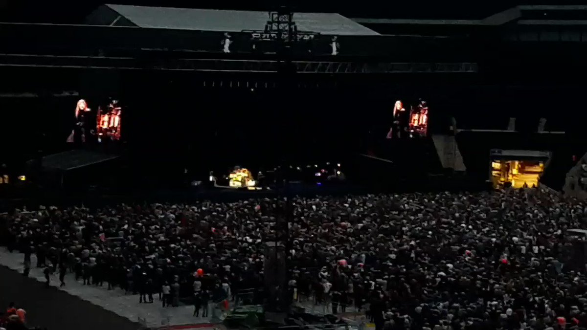 Another video of Stevie Nicks dedicating Landslide to Harry and Anne at the Fleetwood Mac concert in London, 6/18 via smileofthetommo
