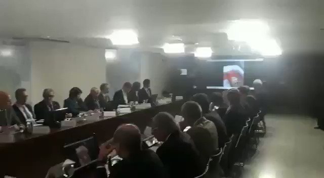 Presidente @jairbolsonaro em reunião com ministros. Ministros e presidente assistiram a um vídeo sobre a vida de um humilde cidadão que deseja trabalhar, mas encontra na burocracia uma enorme barreira.