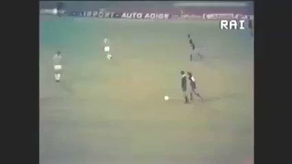 #AccaddeOggi
Il 19/6/1983, una #Juventus ancora sotto shock per la sconfitta di Atene, perde malamente 2-0 con l’@HellasVeronaFC nell’andata della finale di #CoppaItalia. Sembra la resa di una squadra ormai in disarmo, ma il ritorno regalerà molte emozioni...
@juventusfc