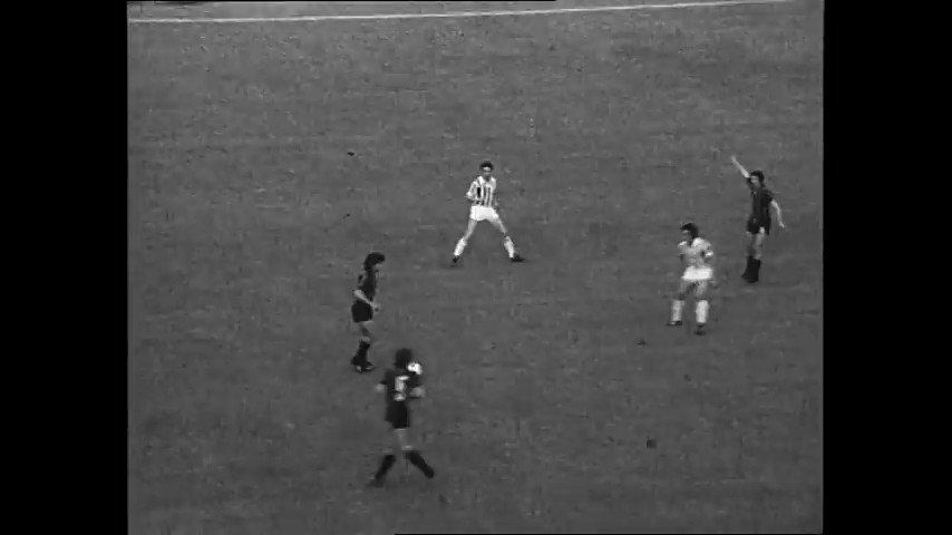 #AccaddeOggi
Ricordiamo anche una vittoria eclatante contro l’@Inter a S.Siro del 19/6/1975, nella 5a giornata del girone di semifinale di #CoppaItalia. Sebbene ininfluente per conquistare la finale, il 2-6 riscatta ampiamente la sconfitta per 2-1 subìta al Comunale.
@juventusfc