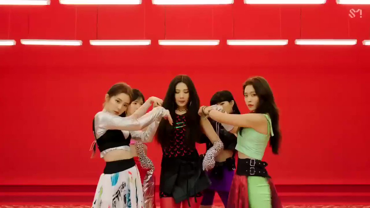 JOY STARTING THE BRIDGE... this caught me off guard like literally HOW did they fit a bridge like this to an upbeat song like zimzalabim?? ONLY RED VELVET
#SayZimzalabim @RVsmtown