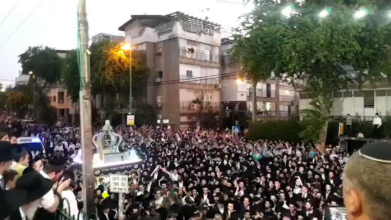 רבבות משתתפים עכשיו בבני ברק באירוע הכנסת ארבעת ספרי התורה שנגנבו בשבוע שעבר ונמצאו בדיר כבשים בכפר עקרבה בשומרון. כמויות האנשים, מדהים! @ynetalerts