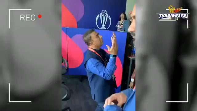 When #SunilGavaskar beat @RanveerOfficial at #Shammikapoor dance ...truly superb.
