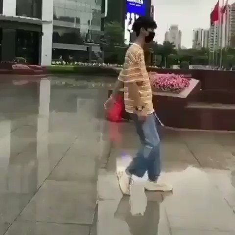 ムーンウォークのやり方・めちゃめちゃかっこいい！！みんなもやってみて！