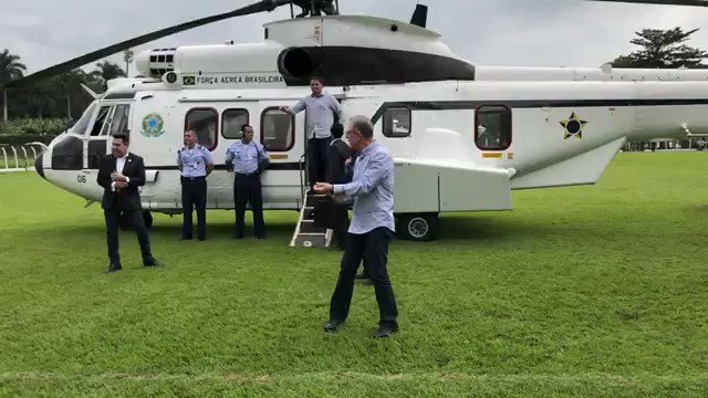 PR @jairbolsonaro pousando em Eldorado e falando com o público, dentre eles amigos de infância. Quem nega seu passado está condenado a não ter futuro.