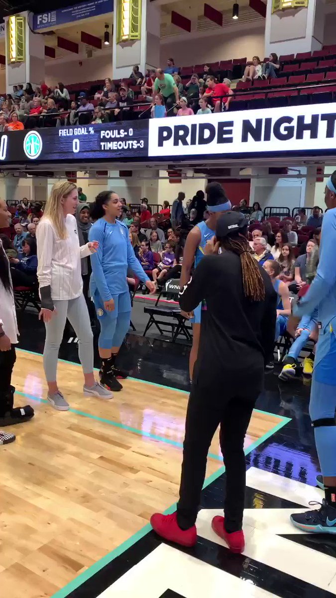 When @wnbachicagosky wanna play games and confuse the whole arena 😂😂😂