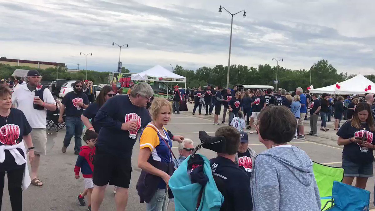 About a thousand people have joined the ALS Chasin’ A Cure Tailgate. All of the money raised goes to helping patients in Wisconsin. #vsALS