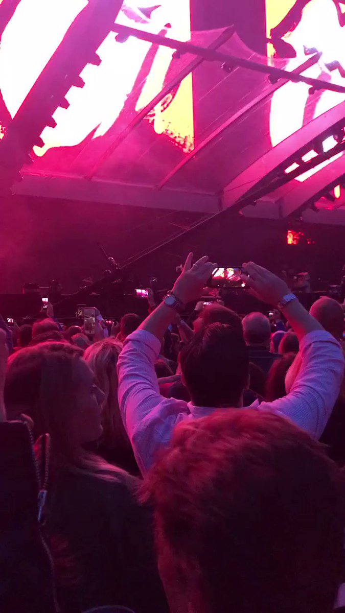 Y finalmente volvieron en Chicago @RollingStones , con esa implacable honestidad con su historia en un show de 2 hs aproximadamente recorriendo ese repertorio q sigue tan vigente. El show arrancó con Street Fighting man, y un Mick Jagger marcando la cancha de una historia única