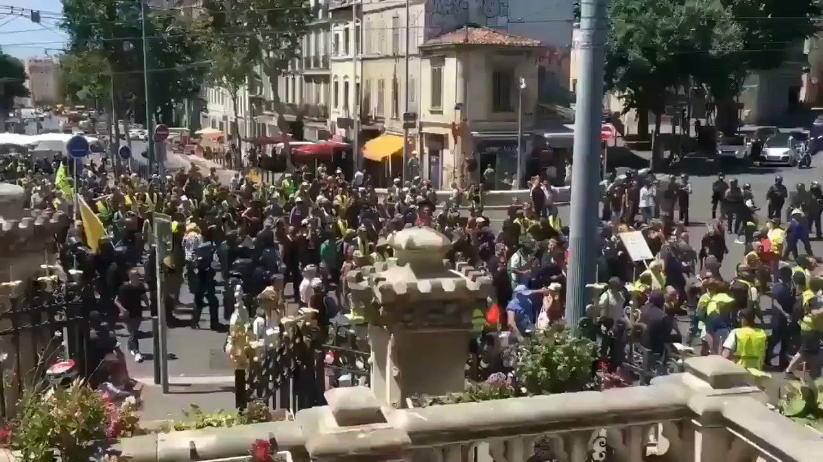 #GiletsJaunes protesters took to the streets across France, marking the 32st consecutive week of mass demonstrations against President Emmanuel Macron. #France #ACTEXXXII #Acte32 #YellowVests #GiletsJaunes