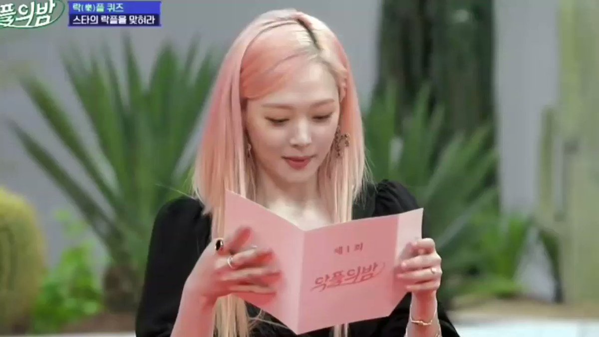 look how surprised and happy she is please compliment her more often :(