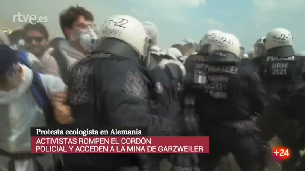 En Alemania, miles de activistas ecologistas han ocupado una mina de carbón (lignito) para exigir el fin de los combustibles fósiles como fuente energética. Más información: @Ende__Gelaende #EndeGeleande
