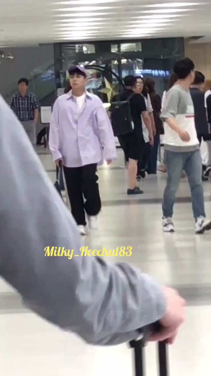 King Ryeowook knows how to STRUT. Sexiest walk ever!