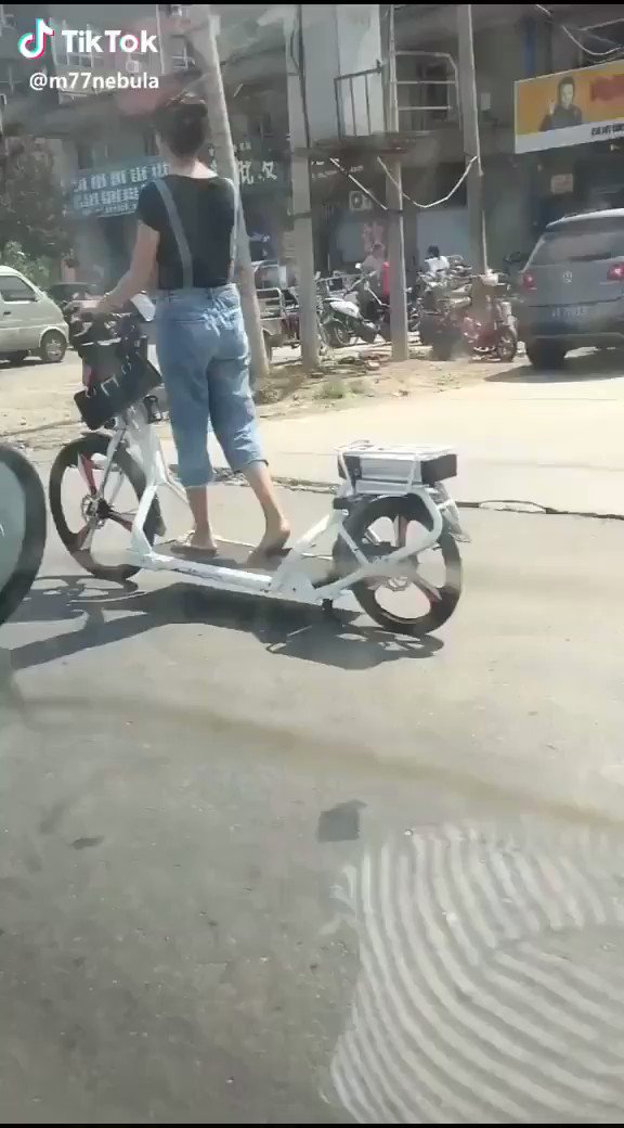 これなんていうやつ？歩いてるけど走ってる乗り物www中国!!
