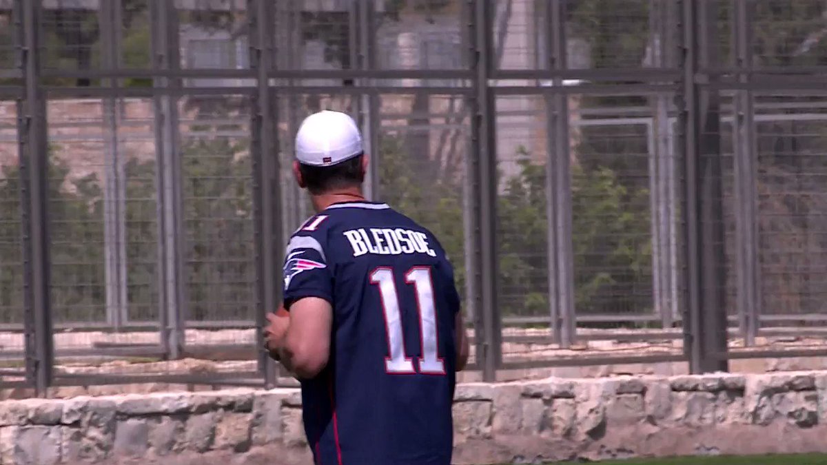 Robert Kraft giving Drew Bledsoe a Tom Brady type of reaction after pass isnโt on the money!!!๐๐๐