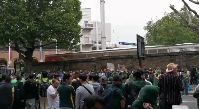 #Pakistani #ISI goons ripping off #Balochistan human rights banners in #London #UK. Just imagine #Pakistan state's #Punjabi-born hatred towards #Baloch people in the West. What they do with Baloch civilians in Pakistan is unthinkable.#FreeBalochistan#HumanRightsInBalochistan